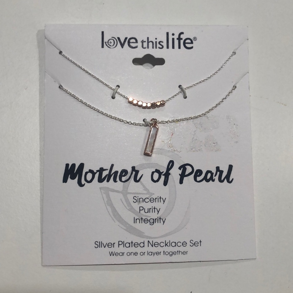 Silver plated necklace set with mother of pearl